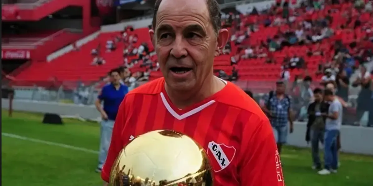 Ricardo Bochi con una Copa Intercontinental en sus manos.
