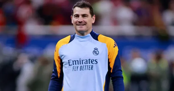 Iker sorprende con postura.