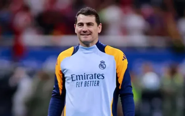 Iker sorprende con postura.