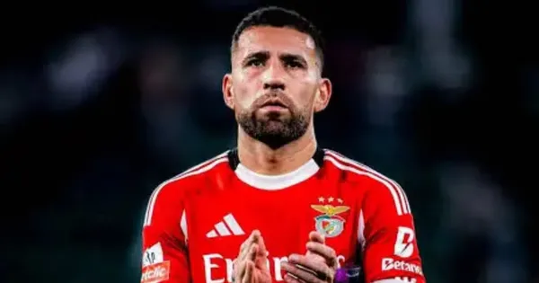 River busca defensores.