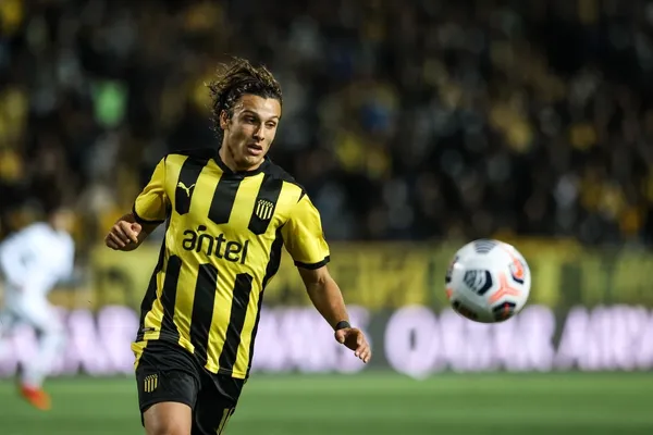 Agustín Canobbio, volante de Peñarol de Montevideo, se ubica en el radar del Xeneize.