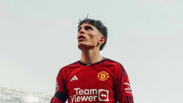 Alejandro Garnacho con la camiseta de Manchester United.