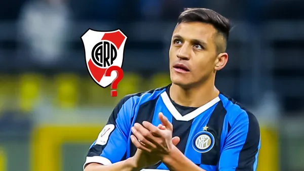 Alexis Sánchez aplaude con la camiseta del Inter de Italia.