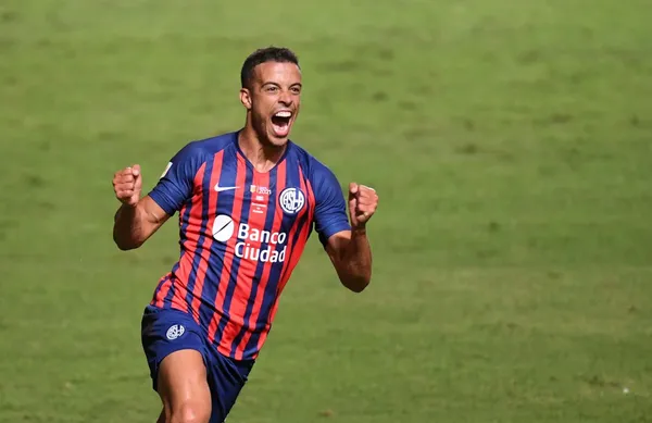 Ante su posible salida del Ciclón, el delantero está en carpeta de Racing de Avellaneda.