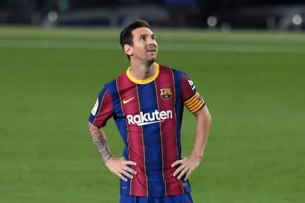 Antes de que la rompiera toda en el último partido del Barcelona ante al Betis por la Liga de España viniendo desde el banco, Lionel Messi parecía no estar del todo bien. Este es el responsable.