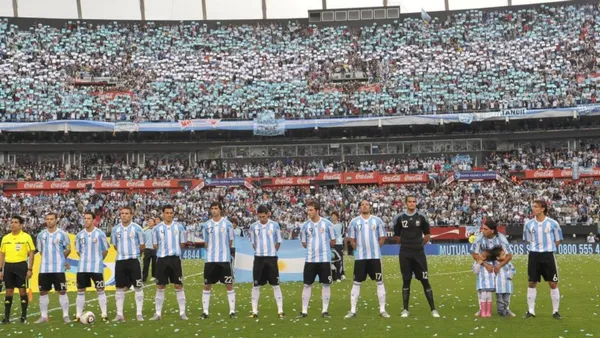 Argentina y Bolivia se enfrentan por las eliminatorias rumbo a Qatar 2022 y por primera vez volverá el público en el país para este enfrentamiento. Lo confirmó Matias Lammens y Carla Vizzotti, y en el cotejo habrá aforo reducido del 30% de la capacidad del Estadio Monumental ¿Cuántas personas podrán ingresar? Enterate de toda la información acá.
