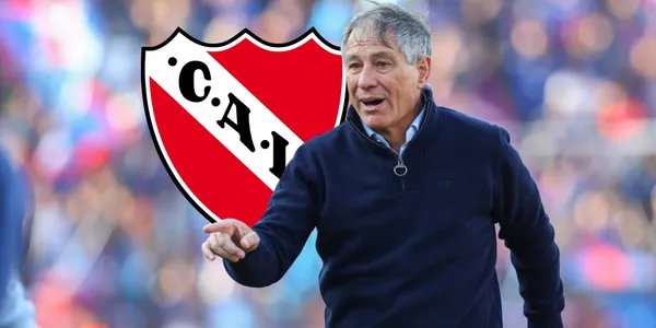 Ariel Holan y el escudo de Independiente.