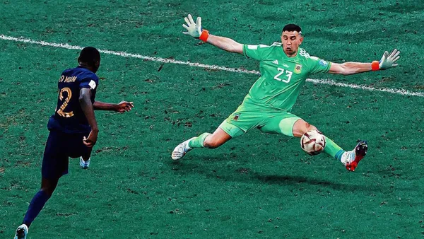 Atajada de Dibu Martínez a Kolo Muani