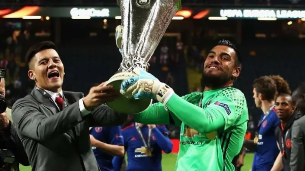Completamente relegados del equipo por el técnico del Manchester United, Rojo y Romero preparan su salida.