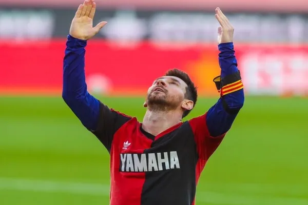 Conocé la cifra con la que Lionel Messi compró la camiseta de Newell's Old Boys con la que homenajeó a Diego Armando Maradona.