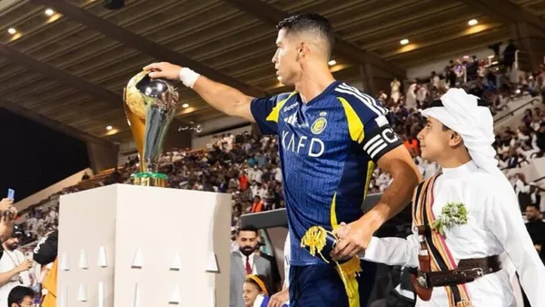 Cristiano Ronaldo tocó la copa antes del partido.