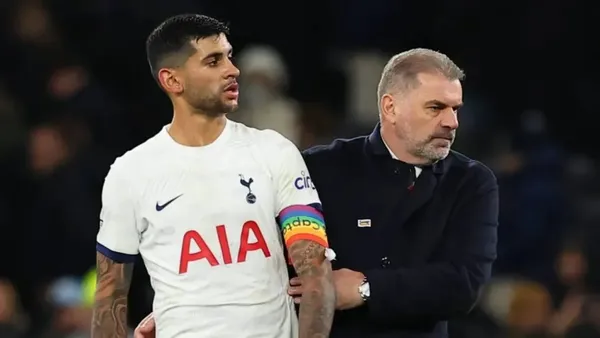 Cuti Romero con Ange Postecoglou en Tottenham