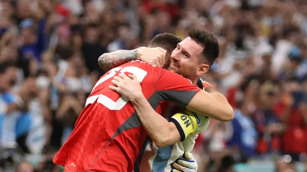 Dibu Martínez y Lionel Messi