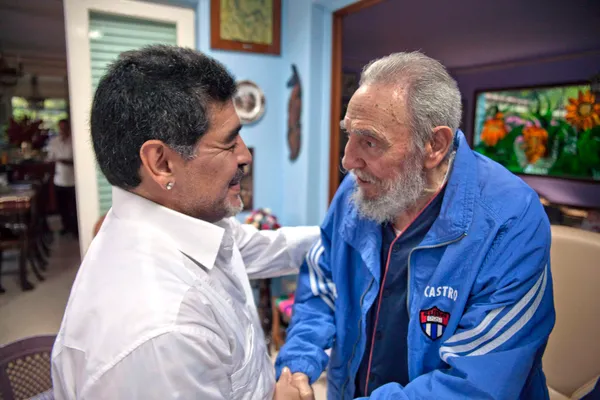 Diego Maradona en su etapa en Cuba conoció a Mavys, una adolescente de 17 años que dejó enamorado al astro argentino y que hizo lo posible para traerla a la Argentina a su partido de despedida en La Bombonera ¿Cuál fue una de las locuras que hizo el Pelusa para que la cubana pudiera entrar al país? Enterate de toda la información acá.