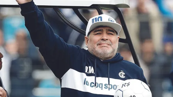 Diego Maradona llora en su etapa como entrenador de Gimnasia y Esgrima de La Plata.