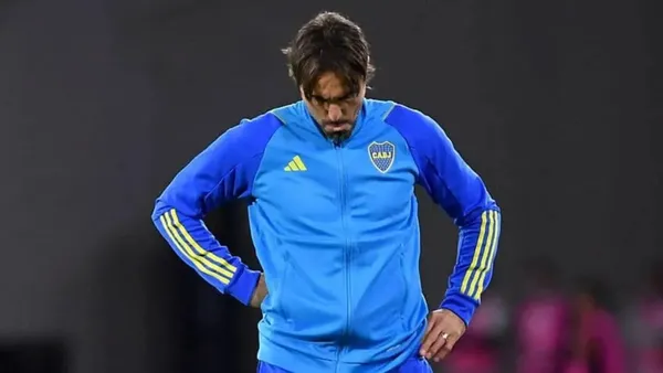 Diego Martínez con los brazos en jarra durante un partido de Boca.
