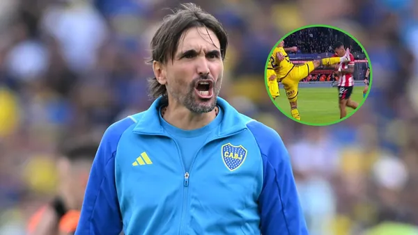 Diego Martínez dando indicaciones con el buzo de DT de Boca.