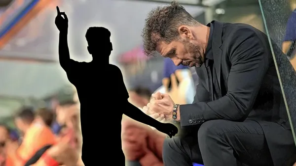 Diego Simeone sentado en el banco del Atlético de Madrid