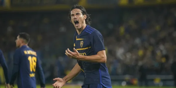 Edinson Cavani con la camiseta nueva de Boca.