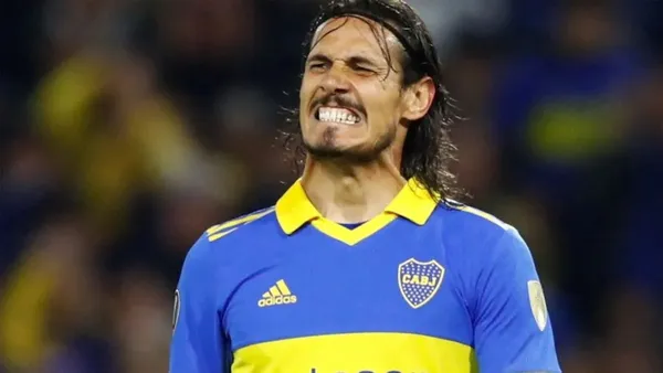Edinson Cavani en un partido de Boca.