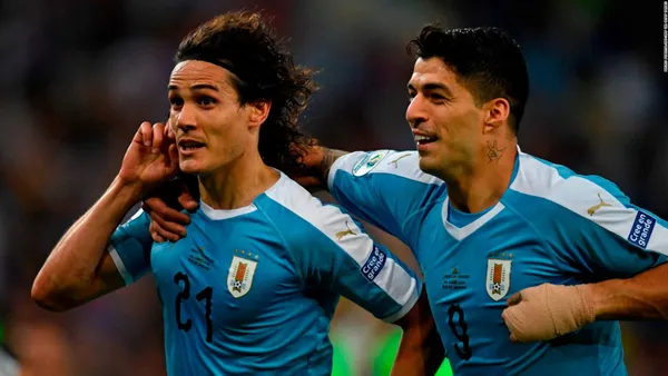 Edinson Cavani y Luis Suárez con la camiseta de la selección uruguaya.