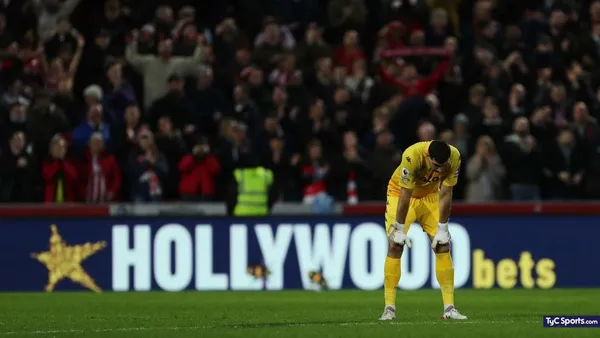 El arquero argentino cometió un tremendo error en el empate de su equipo, Aston Villa, ante Manchester United. Al otro día, el histórico volante inglés lo "bancó" en las redes sociales con una tierna publicación.