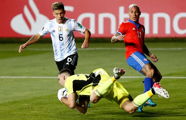 El arquero argentino tuvo un momento espectacular frente a Brereton cuando el partido estaba 2 a 1, evitando el empate de la Roja.