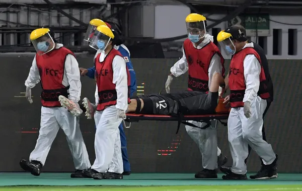 El arquero chocó contra Yerry Mina y debió se trasladado al hospital.
