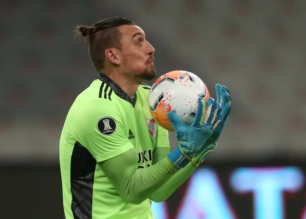 El arquero de River Plate superó al campeón de l mundo en 1978 con la Selección Argentina.