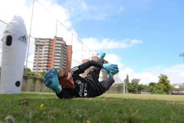 El arquero del Millonario tuvo una molestia en una de sus rodillas quedó fuera del banco de suplentes en el partido entre la Selección Argentina y Venezuela.