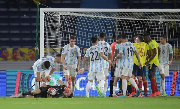 El arquero sufrió una caída que le afectó el cuello y la cabeza en el empate entre la Selección Argentina y la Selección Colombia.