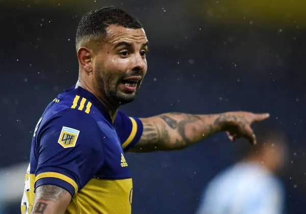El colombiano estuvo en una fiesta mientras en la Academia esperan para cerrar la contratación del ex Boca.