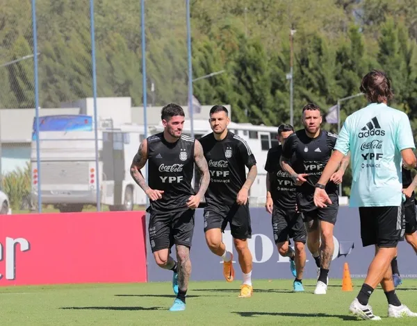 El conjunto argentino entrenó en Ezeiza y viaja rumbo a Ecuador para enfrentar al local en Guayaquil por la última fecha de las Eliminatorias Sudamericanas.