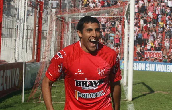 El cordobés Ramón Ábila es un futbolista que recaló en varios clubes del ascenso hasta hacerse conocido en Boca Juniors. “Wanchope” supo adquirir experiencia desde las inferiores de Instituto y, gracias a ello, logró pasar por varios clubes hasta llegar a ser una estrella xeneize.
Huracán, Sarmiento y Deportivo Morón son algunos de los clubes por los que pasó Ramón Ábila. El muchacho, que empezó en la humilde cancha de tierra del Club Atlético Unión Florida, terminó anotando goles en la Bombonera y de ahí, al fútbol estadounidense.