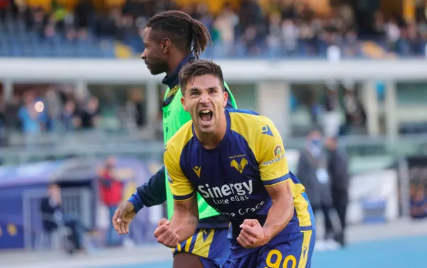 El delantero de Hellas Verona contribuyó con un doblete para el 4 a 3 de su equipo sobre Venezia
