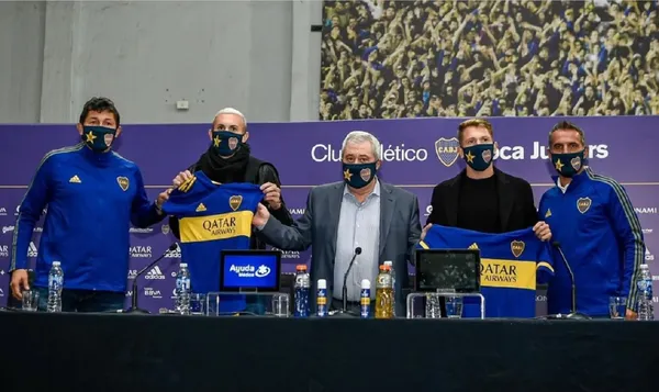 El delantero no pudo evitar su alegría y rompió en llanto con su padre.