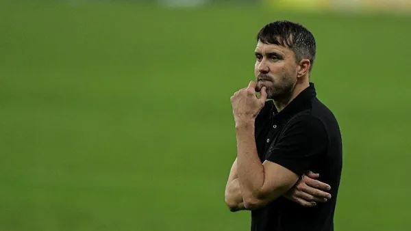 El entrenador que enfrenta a Club Atlético Boca Juniors en Copa CONMEBOL Libertadores, ha recibido una tentadora oferta.