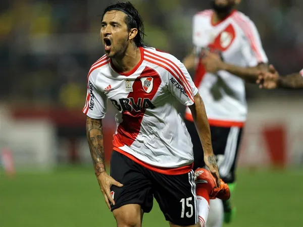 El ex jugador del Millonario apoyó al colombiano, que atraviesa un presente irregular en el club.