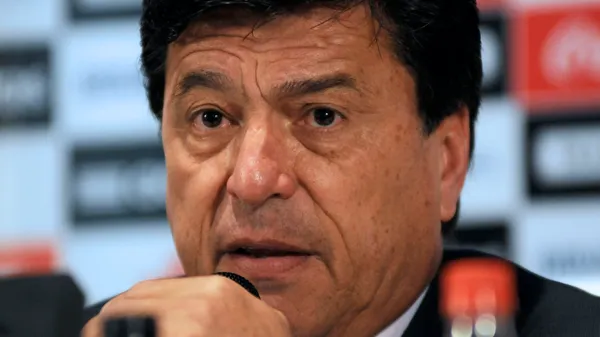 El ex presidente del Millonario se ofendió por no haber participado del emotivo video que difundió la institución.