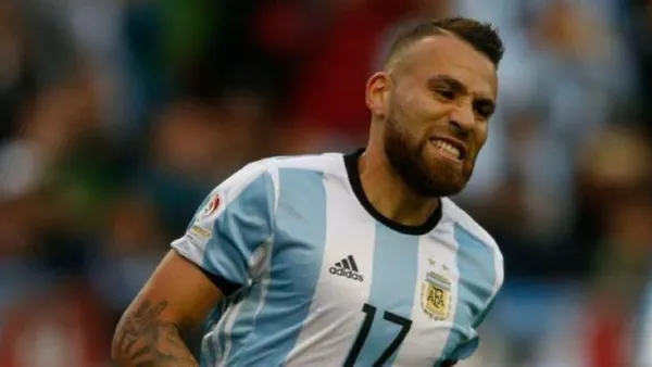 El futbolista argentino juega de defensor central pero el entrenador de la Selección Argentina