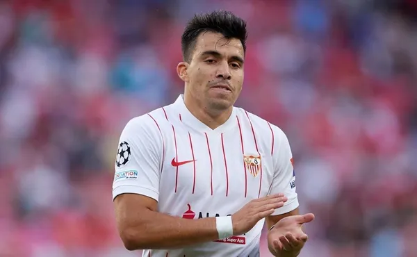 El Huevo Acuña se fue lesionado en el empate del Sevilla ante Rayo Vallecano y la sutuación preocupa en al elección a pocos días de los partidos por Eliminatorias Sudamericanas.