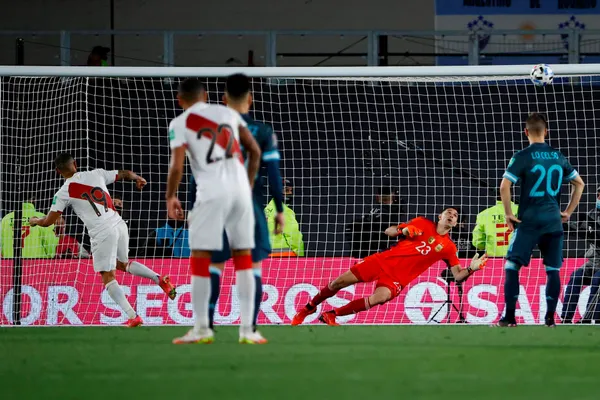 El jugador peruano debió tomar una contundente decisión luego de fallar el penal ante la Argentina y sufrir un echo injustificable.
