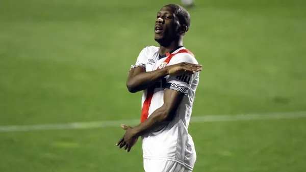 El obstáculo que apareció entre el lateral izquierdo y el Xeneize.