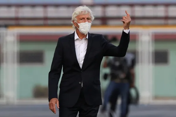 El técnico argentino se mostró feliz con el triunfo y realizó un pedido a la gente y a los dirigentes.