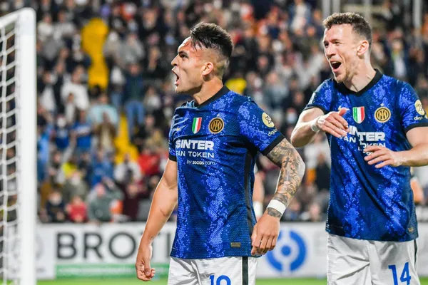 El Toro se anotó en el triunfo de su equipo por 3 a 1 ante Spezia para seguir con vida en el fútbol italiano.