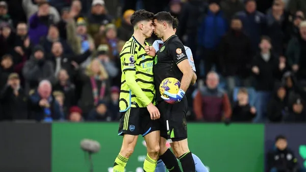 Emiliano tuvo un altercado con Havertz en la victoria de Aston Villa sobre el Arsenal.