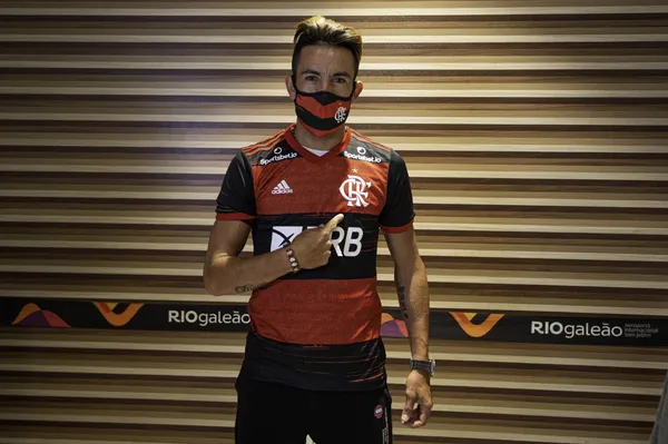 En Club Atlético Boca Juniors se encuentran molestos por la decisión de Mauricio Isla de fichar por Clube de Regatas do Flamengo.