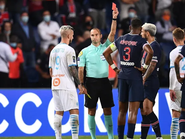 En el clásico francés entre París Saint Germain Football Club y Olympique de Marsella destacó una pelea entre Darío Benedetto y Leandro Paredes.