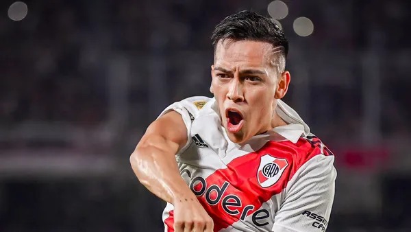 Esequiel Barco festejando su gol en Rjver