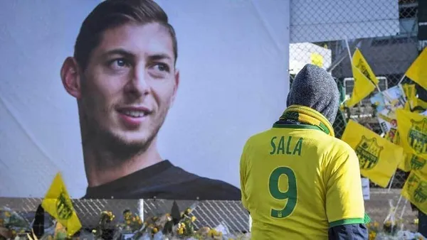 Hinchas del club francés se burlaron del fallecimiento del exdelantero argenino. Luego, el club sacó un comunicado.